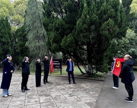 駐上投集團(tuán)紀(jì)檢監(jiān)察組黨支部赴上饒集中營開展主題黨日活動(dòng)